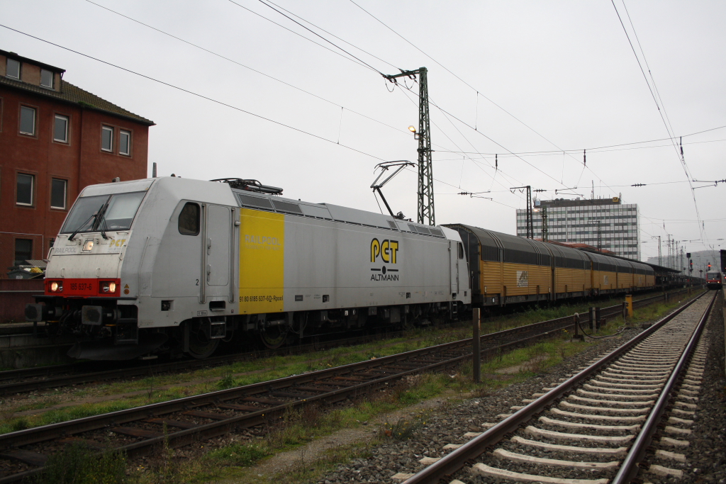 Am 02.11.2010 in Wrzburg Hauptbahnhof, die 185 637-6 PCT Altmann mit ihrem Zug.