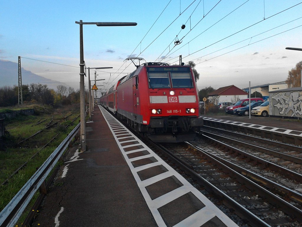 Am 02.11.2011 fuhr 146 115-1, noch ohne Seitenwerbung und noch mit Kontrollziffer, mit einem RE nach Basel SBB in den bahnhof von Orschweier ein.