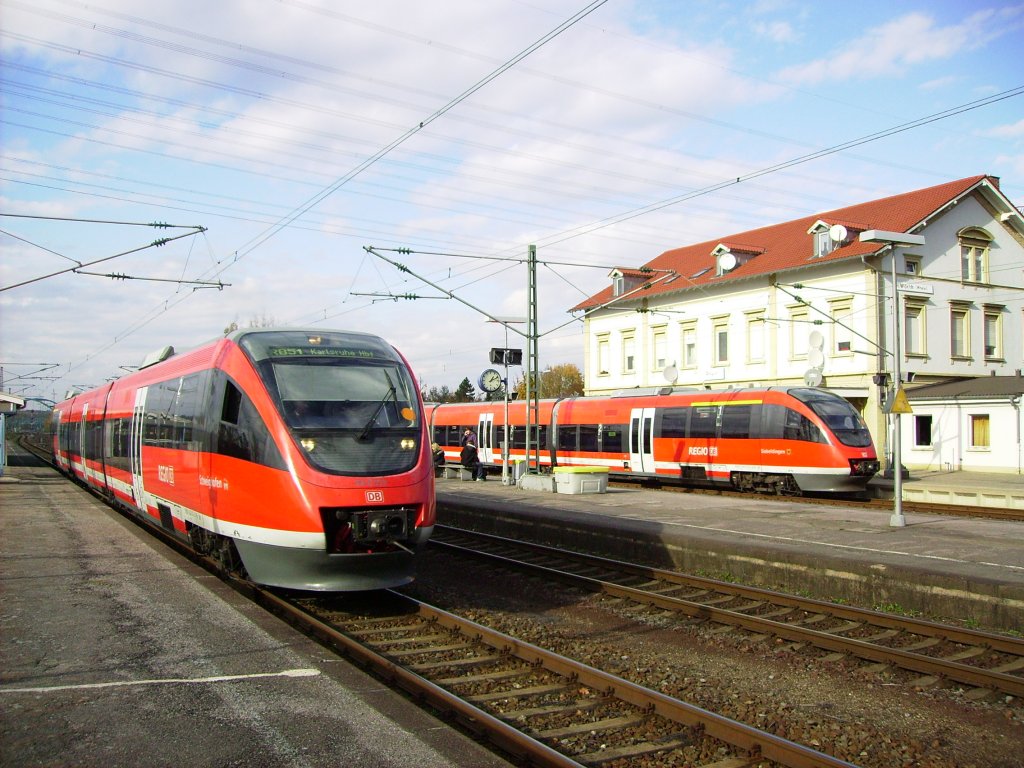 Am 02.11.2011 warten in Wrth (Rhein) zwei 643, auf Gleis 4 RB 280781 nach Karlsruhe Hbf und auf Gleis 1 RB 188873 nach Lauterbourg, auf ihre Abfahrt.