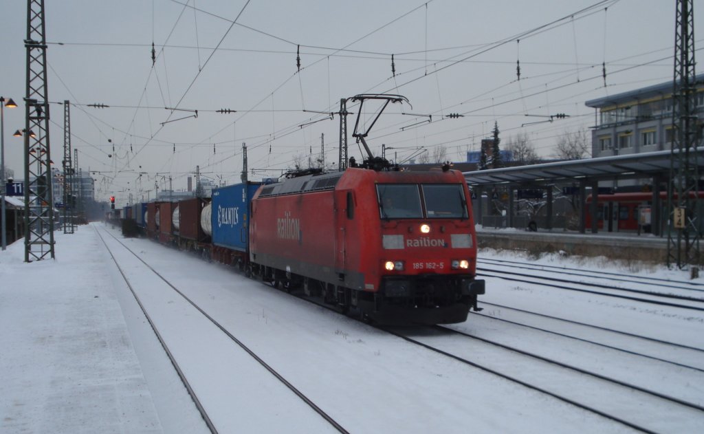 Am 02.12.10 durchfhrt 185 162-5 mit ihrem Gterzug den Bf Heimeranplatz, Mnchen.