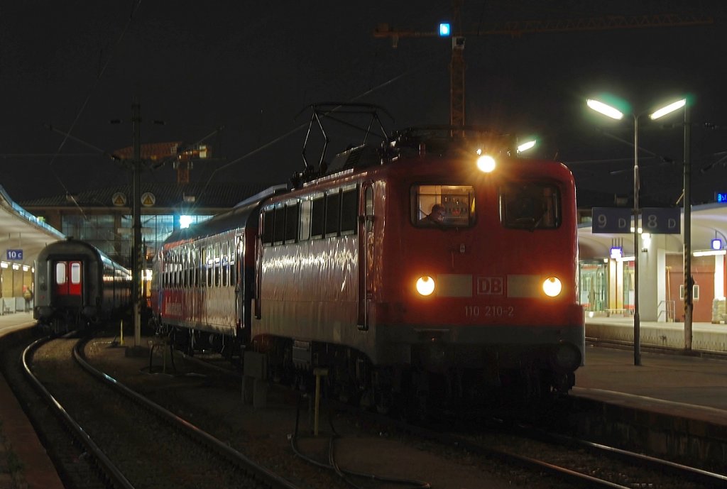 Am 02.12.2009 kam die 110 210-2 vom Betriebswerk Dortmund mit einem Touristiksonderzug nach Wien. Hier ist der Zug kurz vor der Abfahrt Richtung Landshut in Wien Westbahnhof zu sehen. Lt. Insiderinformationen war das sicher einer der letzten Besuche dieser Loktype in Wien.