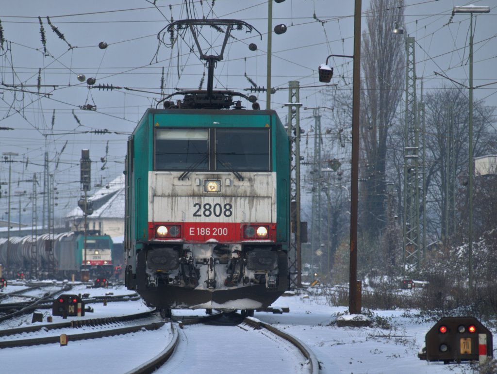 Am 02.12.2010 rangiert Cobra 186 205 in Aachen West. Im Hintergrund steht Cobra 186 206 mit einem leeren Kesselzug am Haken und wartet auf Streckenfreigabe nach Belgien.  