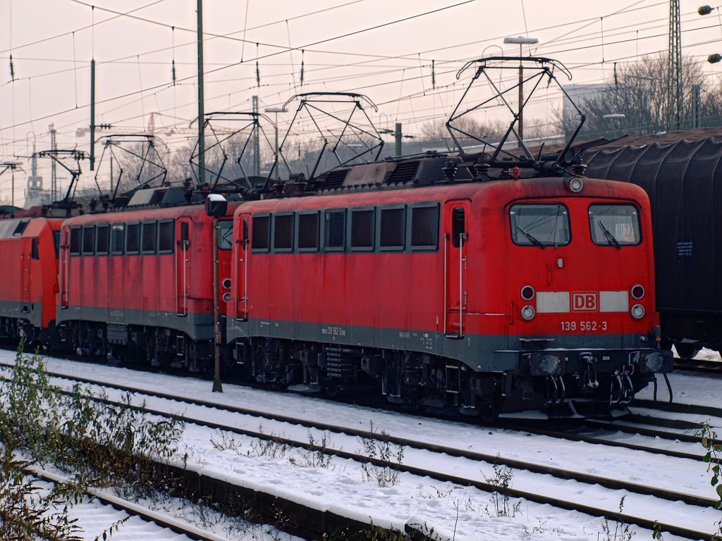 Am 02.12.2010 stehen bei minus 7 Grad 139 562-3 und 139 222-4 mit hochgestellten Stromabnehmern in Aachen West.