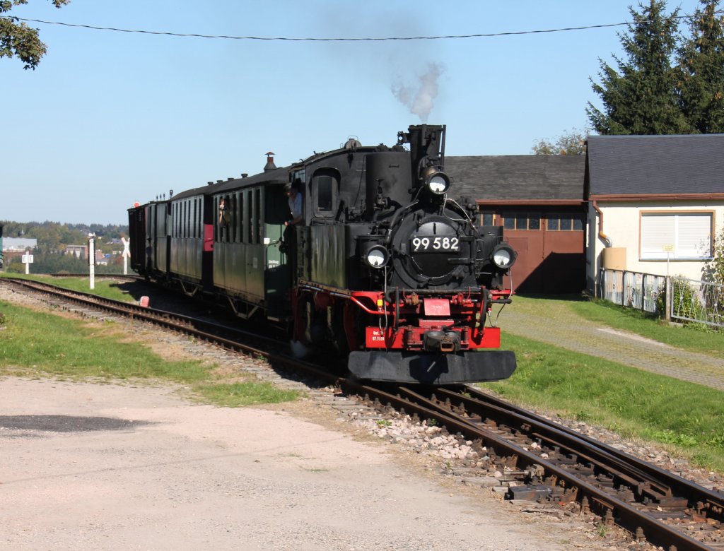 Am 02.und 03.10.2011 dampfte es wieder ordentlich auf der Museumsbahn. Grund waren 130 Jahre Wcd-Linie.Hier fhrt 99 582 mit ihren Personenzug in Schnheide Mitte ein.02.10.2011.