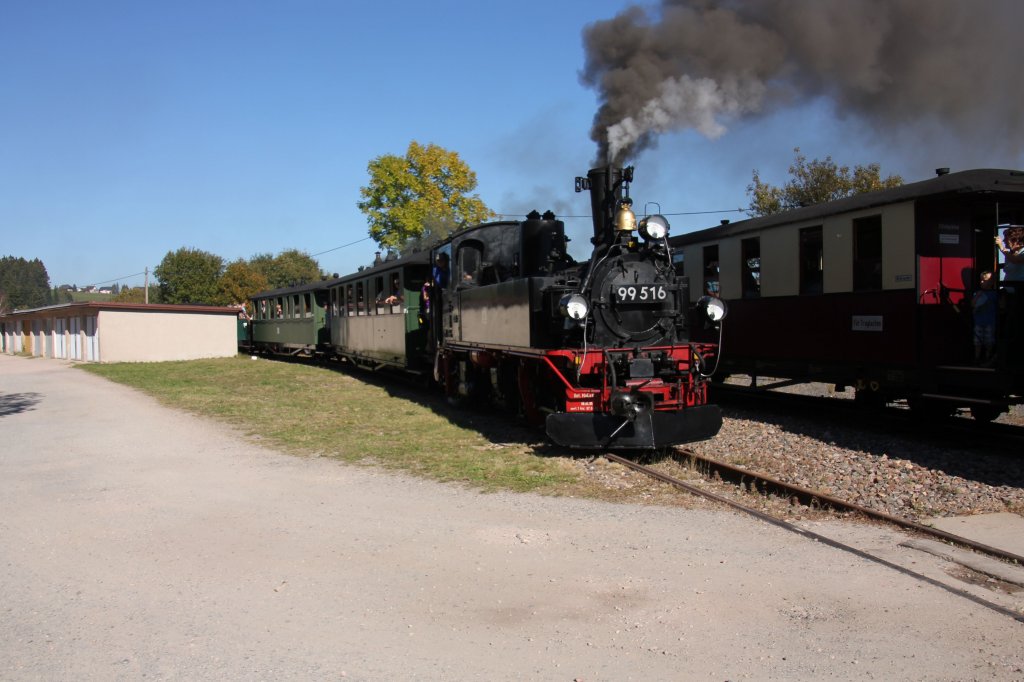 Am 02.und 03.10.2011 dampfte es wieder ordentlich auf der Museumsbahn. Grund waren 130 Jahre Wcd-Linie.Zugkreuzung gab es in Neuheide.Hier dampft 99 516 bergw�rts nach Sch�nheide.02.10.2011.