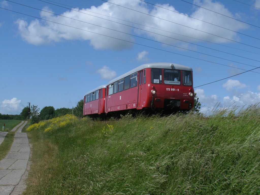 Am 02.und 03.Juni 2012 gab es wieder,an beiden Tag bis zum letzten Zug,planmigen LVT Einsatz zwischen Bergen/Rgen und Lauterbach Mole,der vom Neustrelitzer LVT 172 001/601 gefahren wurde.Hier ist die Ferkeltaxe am 02.Juni 2012 auf einem Damm bei Bergen/Rgen nach Lauterbach Mole unterwegs.Nchster planmiger LVT Einsatz zwischen Bergen/Rgen und Lauterbach Mole: 27.-29.Juli 2012.
