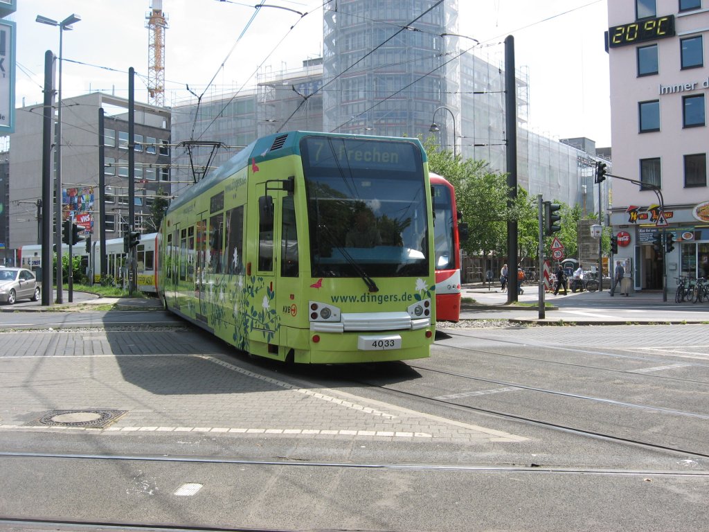 Am 03. August 2007 fuhr TW 4033 mit einem 2. unbekannten Wagen aus der gleichen Serie als Linie 7 mit Ziel Frechen in die Haltestelle Neumarkt ein. Rechts erkennt man noch ein wenig von einem unbekannten Fahrzeug vom Typ K4500 der mit einem weiteren unbekannten Fahrzeug als Linie 9 mit Fahrtziel Knigsforst die Haltestelle verlassen hat.