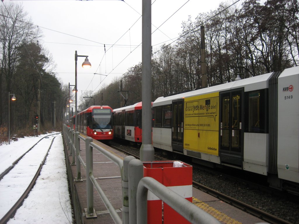 Am 03. Februar 2010 war es winterlich, als 2 unbekannte Wagen vom Typ K5100 die Enhaltestelle  Schlebusch  erreichen.
