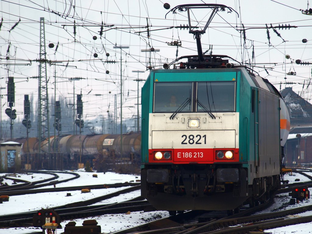 Am 03.02.2010 zieht Cobra 186 213 einen schweren Kesselzug aus Aachen West nach Belgien �ber die Montzenroute. Die Rampe zum Gemmenicher Tunnel ist so steil das 185 035-3 am Zugende Schubhilfe leisten mu�. 