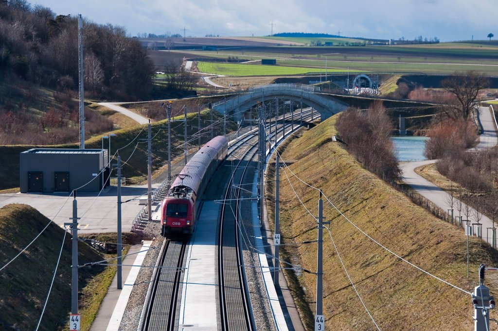 Am 03.02.2013 war 1116 053 mit dem OIC 693 (Klagenfurt - Wien Westbf.) auf der Neubaustrecke bei Perschling unterwegs. Die Aufnahme entstand kurz vor dem Westportal des 1380 m lange Reisenbergtunnels.