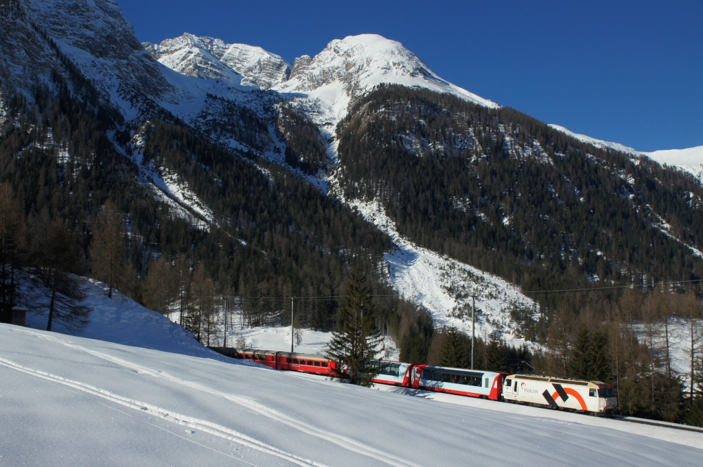 Am 03.03.2013 erreicht die Ge 4/4 III 649 mit dem RE 1128 Bergn.