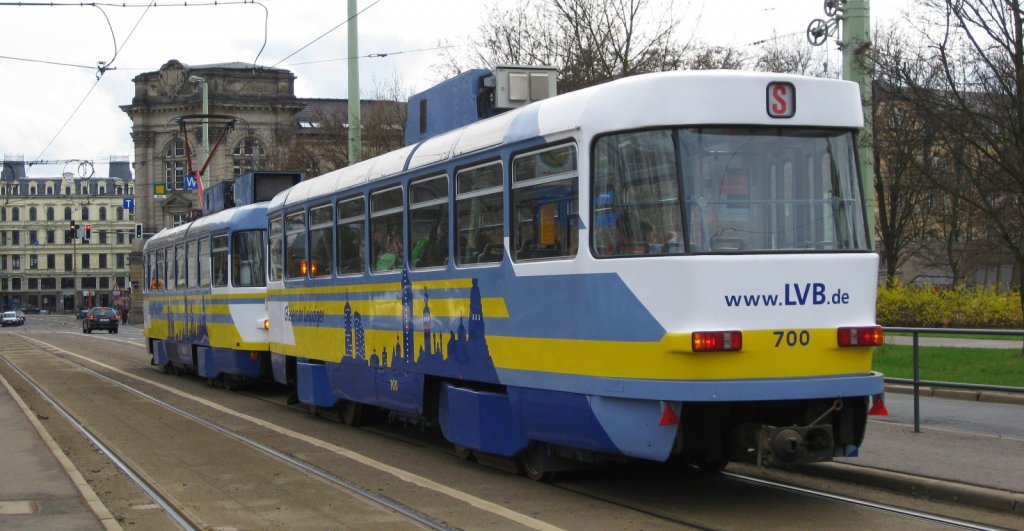 Am 03.04.10 konnte ich geradeso den Gl�sernen Leipziger am Peterssteinweg erwischen. Durch einen Schaden am Beiwagen, musste er noch mal halten. Man erkennt es gut und zwar an der Warnblinkanlage.