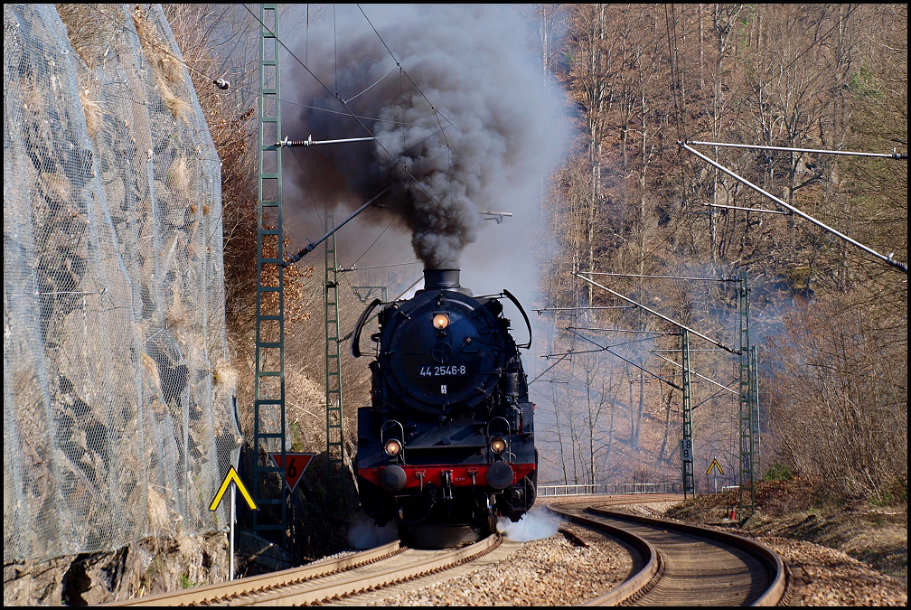 Am 03.04.2011 faucht 44 2546 noch einmal mit einem Sonderzug die kurvenreiche Tharandter Rampe hoch.