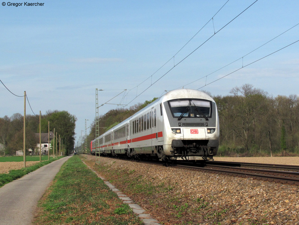 Am 03.04.2011 konnte ich den IC 2807 (Frankfurt (Main) - Konstanz) zwischen Weingarten und Karlsruhe-Durlach fotografieren. Er fuhr als Ersatz fr den IC 2371  Schwarzwald , der wegen zu hoher Versptung an diesem Tag bereits in Karlsruhe Hbf endete. Die Reihung des Ersatzzuges sah so aus: Ganz vorne der Steuerwagen Bauart Bpmbdzf, dann 5x Apmz (1. Klasse-Groraumwagen) und am Zugende schiebt 120 135-9.