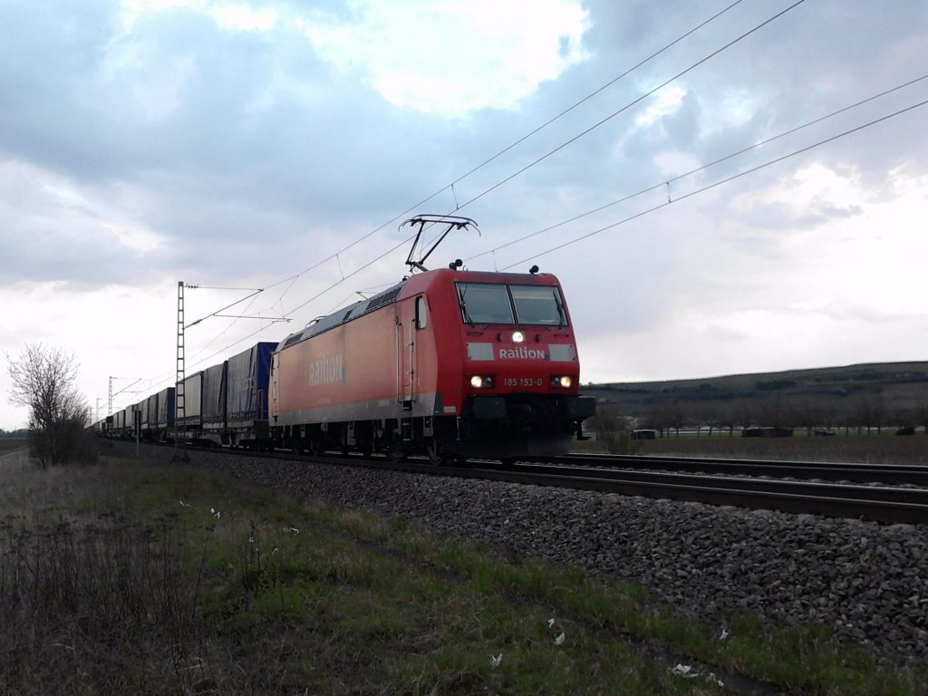Am 03.04.2012 ging 185 193-0 mit einem KLV nach Weil am Rhein. Hier ist die Schne kurz vor Mllheim (Baden).