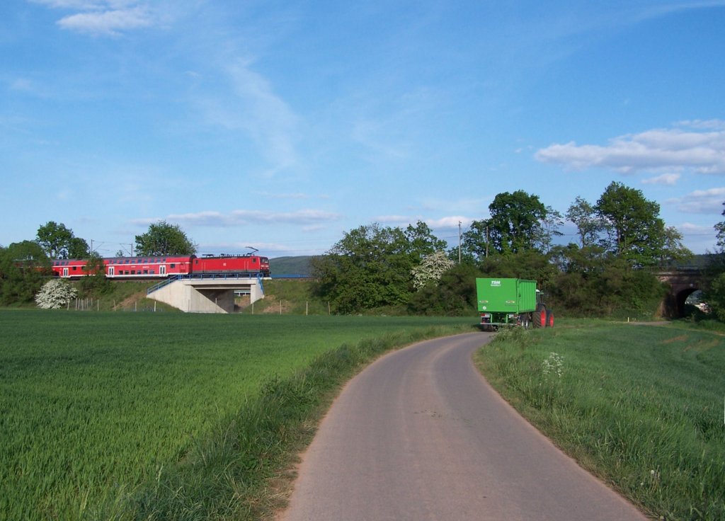 Am 03.05.2011 schiebt eine 143 den Regionalexpress von Saarbrcken nach Koblenz in Richtung Wittlich Hbf. Hier gut zu sehen ist die neue Unterfhrung fr die zuknftige Ortsumgehung, sowie die alte rechter Hand.