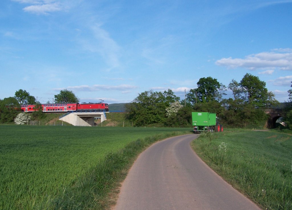 Am 03.05.2011 schiebt eine 143 den Regionalexpress von Saarbrcken nach Koblenz in Richtung Wittlich Hbf. Hier gut zu sehen ist die neue Unterfhrung fr die zuknftige Ortsumgehung, sowie die alte rechter Hand.
