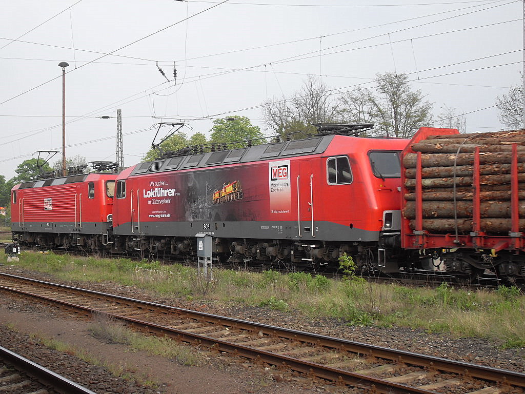 Am 03.05.2012 fuhr MEG 602 (143 204)und MEG 802 (156 002)mit einem Holzzug durch Stendal. 