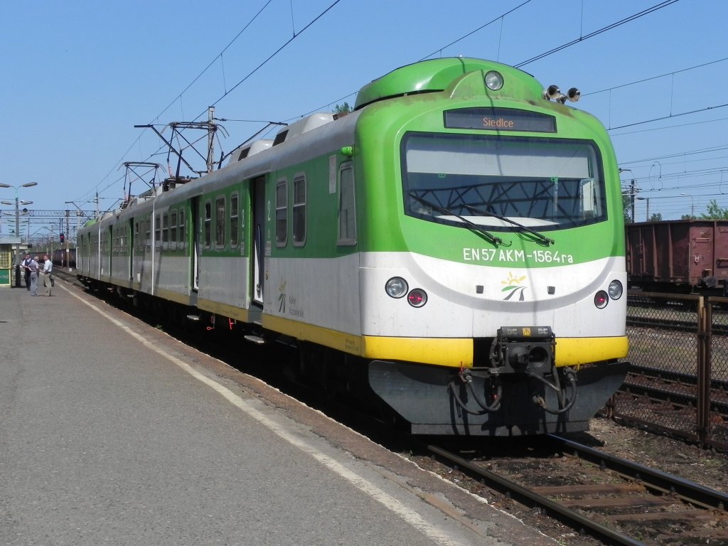 Am 03.06.2011 fotografierte ich beim Umsteigen in Lukow diesen modernisierten EN57, der den Anschluss nach Siedlce herstellte. Ich fuhr allerdings mit einem anderen Zug weiter nach Lublin. 