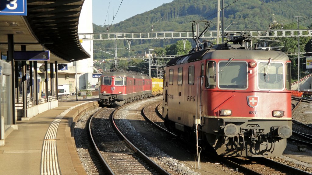 Am 03.09.10 wartet die Re 4/4  11328 in Olten Hammer die berholung des Postzuges Cadenazzo-Hrkingen ab, der von der Re 6/6 11640  Mnchenstein , der 11634  Aarburg-Oftringen  und der 11630  Herzogenbuchsee  gezogen wird.