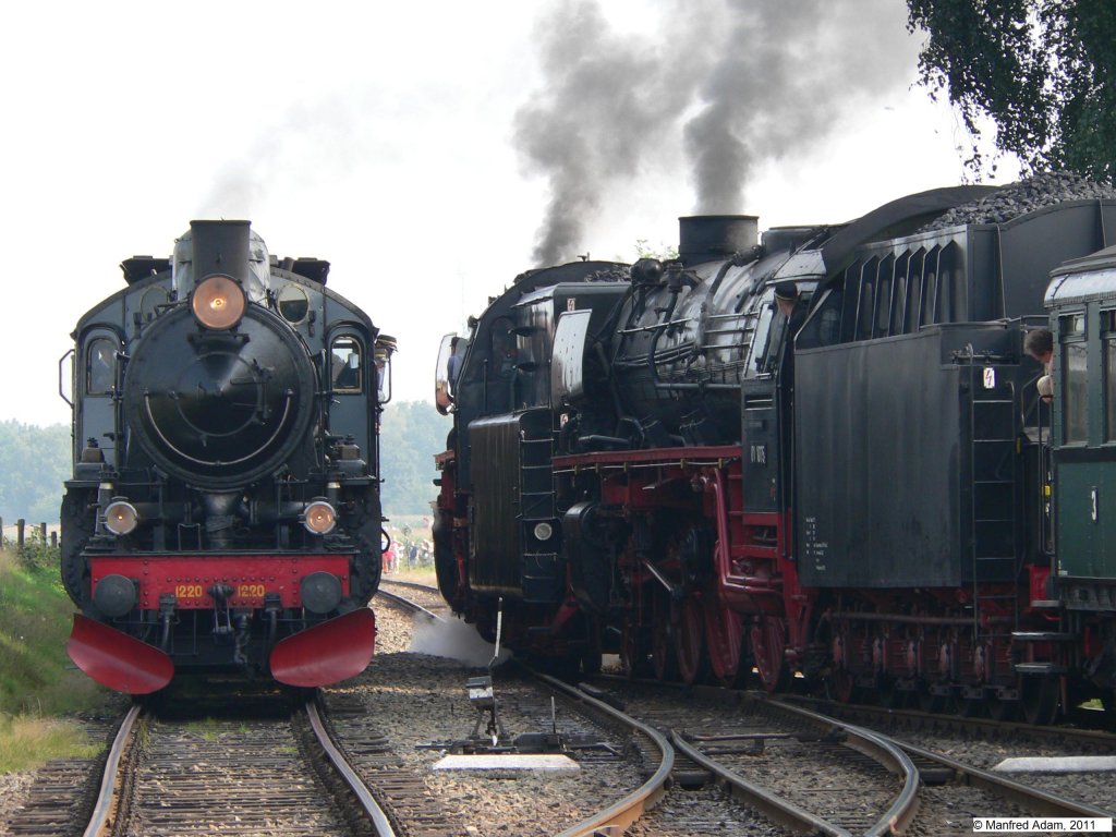 Am 03.09.2005 begegnet die Lok SJ B 1220 der ZLSM den DB-Loks BR 23 071 der VSM und BR 01 1075 der SSN bei der Einfahrt in den Bahnhof Beekbergen/NL. Die Aufnahme entstand bei der Veranstaltung Terug naar Toen am 03.09.2005.
