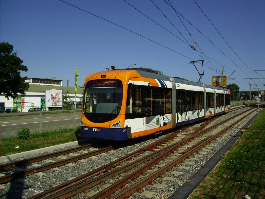 Am 03.09.2012 meinte mein Sch�ler-Ferien-Ticket ich solle es doch noch einmal benutzen, so kam es dazu, dass ich Tw 5762 der RNV auf der Linie 5 kurz vor dem Bahnhof Weinheim OEG begegnete.