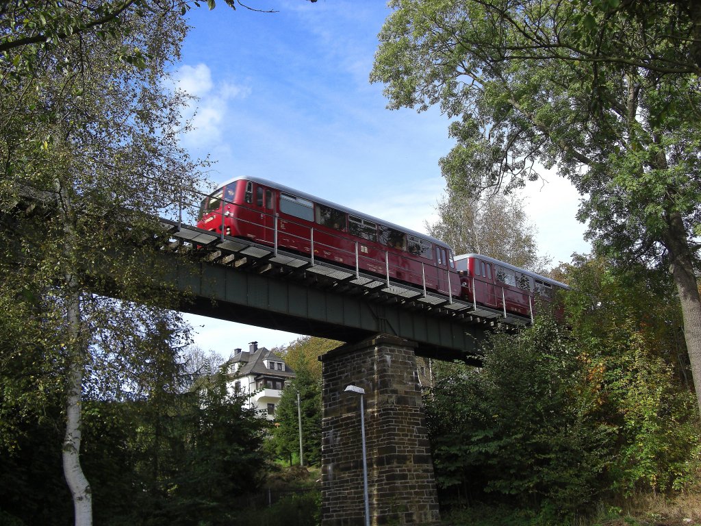 Am 03.10.09 berquerte 772 367, mit 972 771 und 171 056 der Erzgebirgischen Aussichtsbahn die Blechtrgerbrcke nahe Sehma. (Bildautor: Christian Paul)