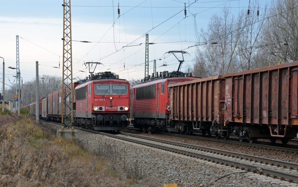 Am 03.12.11 trafen sich in Leipzig-Thekla zwei 155 bespannte Gterzge. Whrend 155 068 mit ihrem Gterzug Richtung Engelsdorf fhrt, zieht die andere 155er ihren Gterzug Richtung Mockau.
