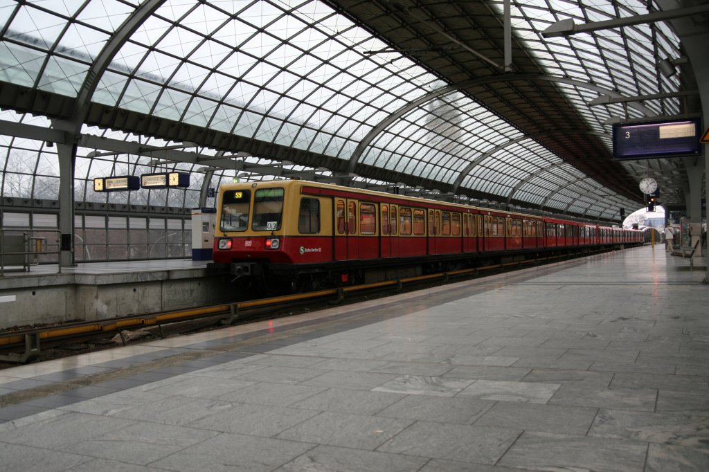 Am 03.12.2007 im Bahnhof von Berlin Spandau S9 in Richtung Berlin Schnefeld .