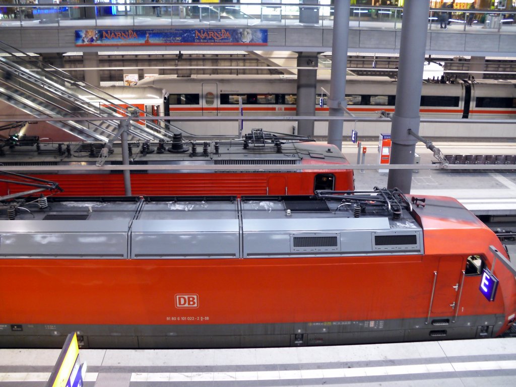 Am 03.12.2010 eineinhalb Stunden vor Mitternacht in Berlin Hbf (tief). Der Wintereinbruch macht es mglich, fast die gesamte Bandbreite der DB AG: ein gekoppelter ICE-T, der Rest des CNL nach Zrich, ein RE und ein IC.