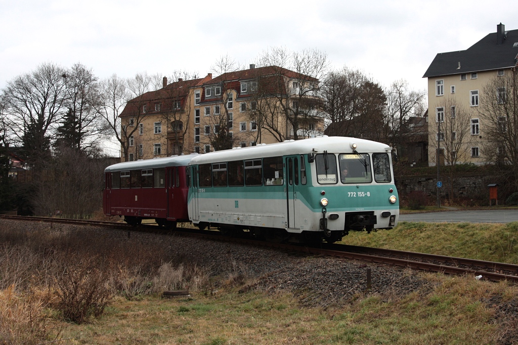 Am 03.12.2011 ist 772 155+972 771 in Schleiz auf dem Reststck der eh. Kleinbahn Schleiz - Saalburg, als DPE24583, unterwegs und wird gleich Schleiz West erreichen. 