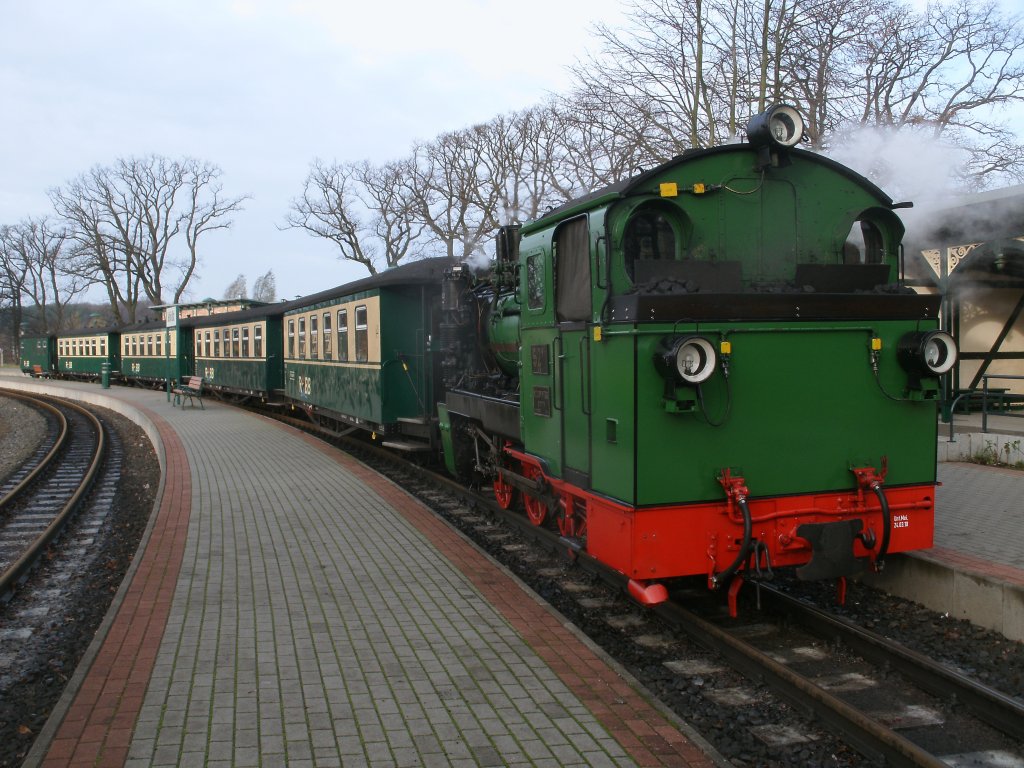 Am 03.Dezember 2011 hatte das Lok-und Zugpersonal in Sellin Ost eine kleine Verschnaufpause,bevor weiter nach Ghren ging.Zuglok war Mh52. 