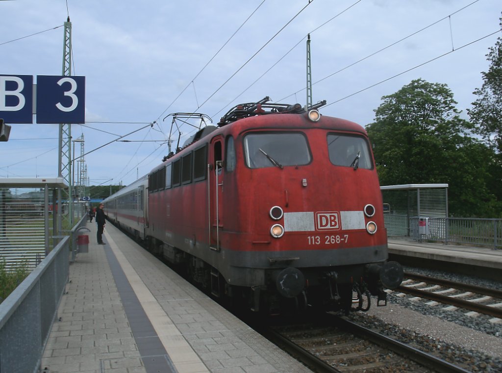 Am 03.Juni 2012 bespannte 113 268 den IC 2429 Binz-Kln.Hier beim Halt in Bergen/Rgen.