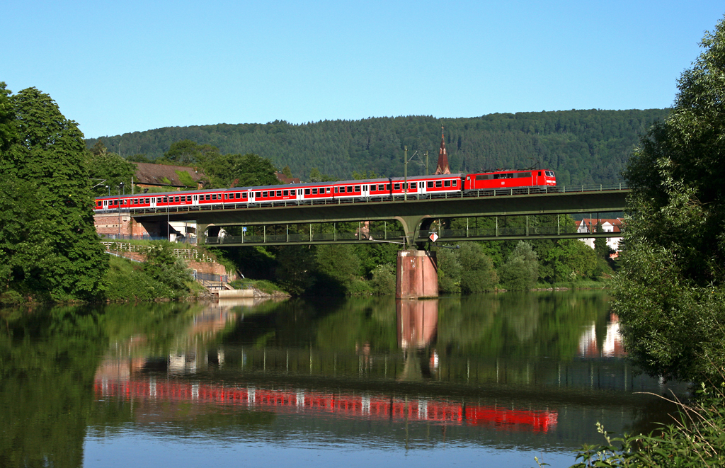 Am 04. Juni 2010 befhrt die Ludwigshafener 111 030 mit dem RE 4802 von Bietigheim-Bissingen nach Mannheim die doppelstckige Neckarbrcke bei Neckargemnd. Die Aufnahme entstand vom Kleingemnder Neckarufer.