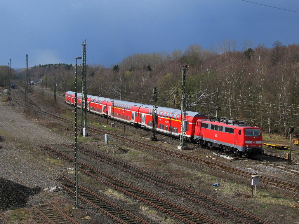 Am 04.01. gab es noch ein weiteres Bild vor einem sich im Hintergrund an kndigen Donnerwetter. Es ist 111 147-5 mit einem RE 9 Richtung Siegen.