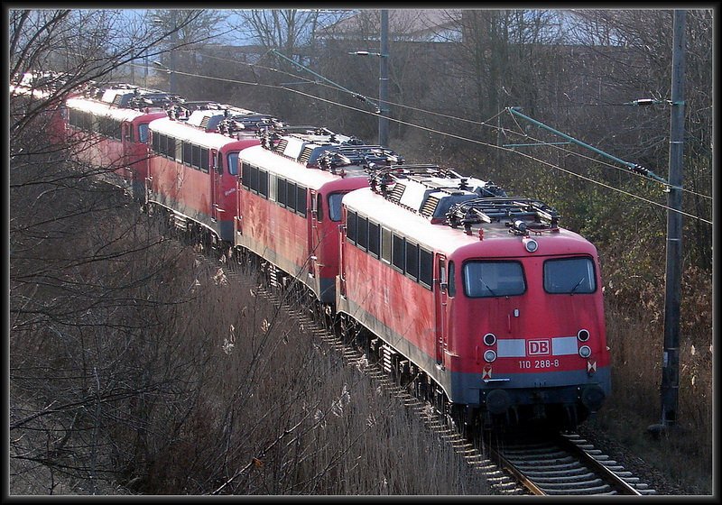 Am 04.01.08 wurden einige BR 110 Lok`s mit  ungewissem  Ziel, aus Mukran abgeholt.     Hier ein Blick von einer Stralsunder Brcke. 