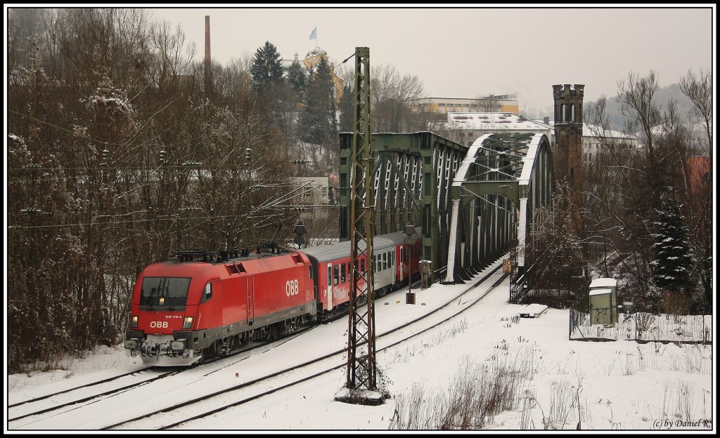 Am 04.01.11 ging es fr mich und Martin O. nach Ingling. Aber wie das  Glck  so will, sitzt wieder jemand im Zug der zufllig genau das selbe Ziel und die selben Stellen geplant hat, nmlich Julian H. Und der wollte sich mit Christian B. treffen. So wurden aus 2 gleich 4. Alles in allen ein wirklich lustiger und interessanter Tag. 
Auf dem Bild fhrt 1116 016 mit dem einem Regionalzug aus Passau Hbf aus. Nchster Halt: Wernstein.