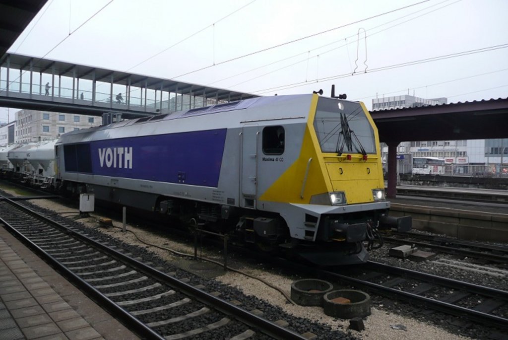 Am 04.01.13 steht eine Maxima mit einem Gterzug in Ulm Hbf und wartet auf die Weiterfahrt gen Sden.