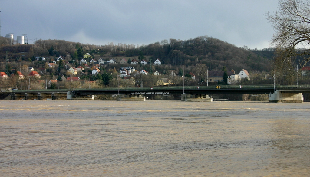 Am 04.02.06 ist die Elbbr�cke in Niederwartha nur mit dem 
Teleobjektiv aufzunehmen, da die Elbe ein typisches Fr�hjahreshochwasser hat.