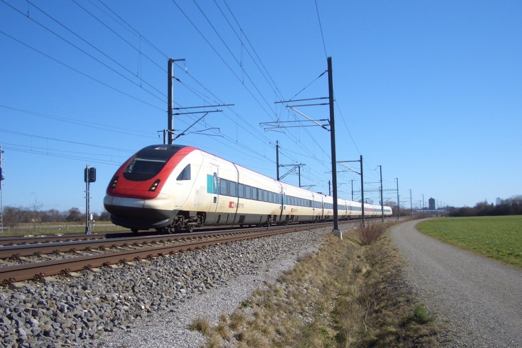 Am 04.03.2007 durchfhrt der ICN in der Mittagssonne Tgerwilen.