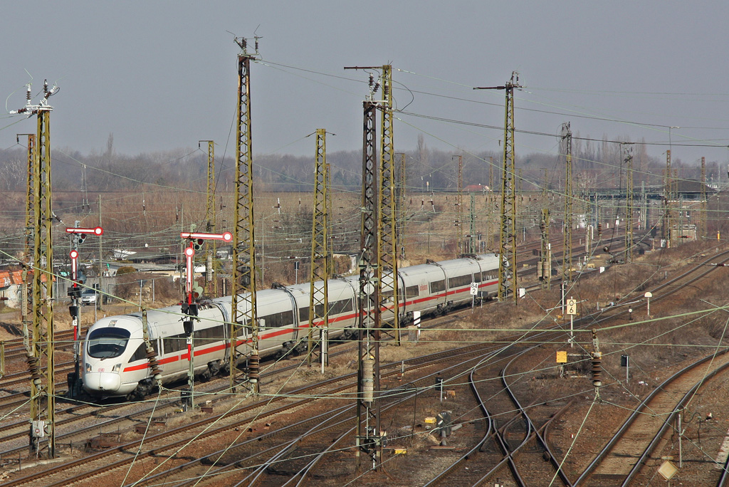 Am 04.03.2011 entstand dieses Sichtungsbild eines einfahrenden ICE von der Berliner Brcke in Halle/Saale aus.