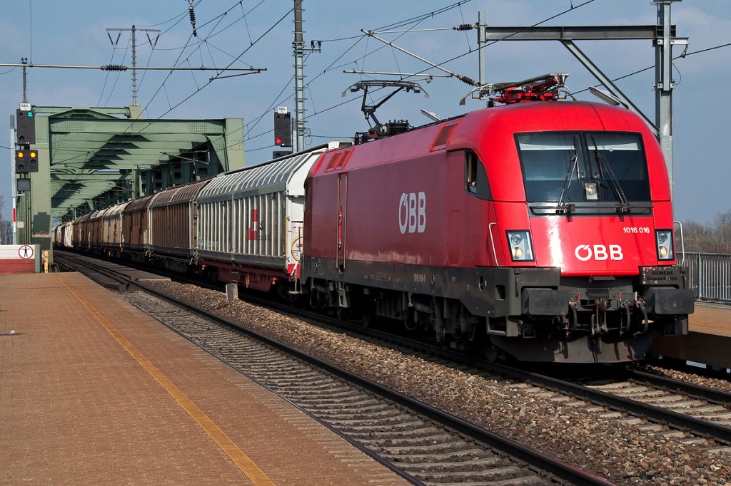 Am 04.04.2013, dem einzigen sonnigen Tag der letzen Woche in Wien, entstand diese Aufnahme: 1016 016 in Wien Praterkai, unterwegs Richtung Erdberger Lnde.