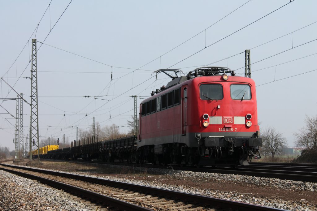 Am 04.04.2013 kam auch noch ein sehr seltener Gast auf die KBS 703 nach Basel. 140 808-7 von DB Fahrweg mit einem Gterzug kurz vor dem Bahnhof in Orschweier.