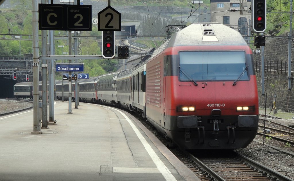 Am 04.05.11 trifft die Re 460 110-0  Mariaberg  mit einem IR in Gschenen ein.