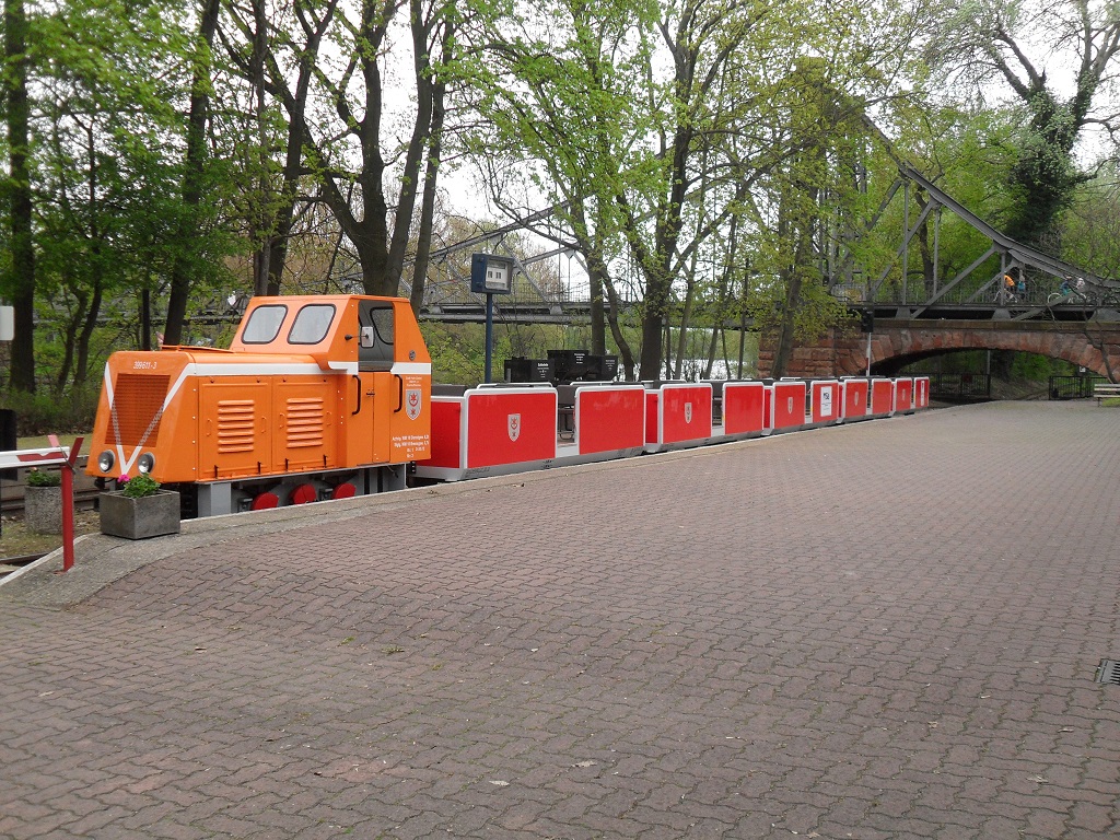 Am 04.05.2013 bin ich auf die Peinitzinsel gegangen. Da es aber pltzlich zu regnen begann entschloss ich mich nicht mit der Bahn mit zu fahren, aber ein Foto mit dem Zug und seinen frisch hauptuntersuchten und farblich (in den Stadtfarben) neu gestalteten Personenwagen zu machen. Hier steht der Zug auf Gleis 1 des Bahnhofs Peinitzbrcke.