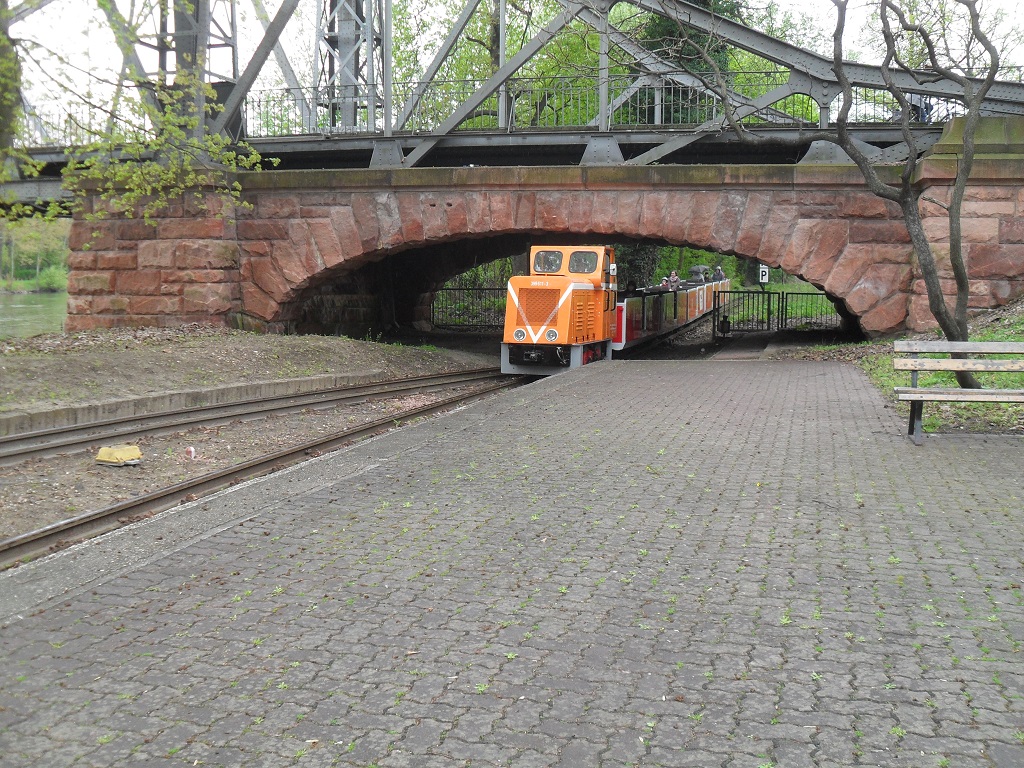 Am 04.05.2013 war ich auf der Peinitzinsel in Halle unterwegs und wollte eine Runde Parkeisenbahn fahren. Da es aber zu regnen begann wollte ich eine Runde abwarten in der Hoffnung das sich das Wetter wieder bessert. So hatte ich die Mglichkeit die Einfahrt des Zuges in den Bahnhof  Peinitzbrcke  zu fotografieren.