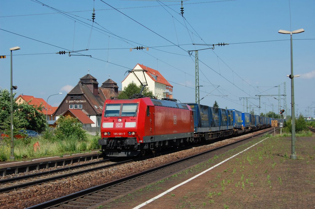 Am 04.06.2011 ist 185 081 mit einem LKW-Walter KLV-Zug als Umleiter nach Mnchen bei der Durchfahrt durch Obertraubling. Ein Gru an den Lokfhrer!