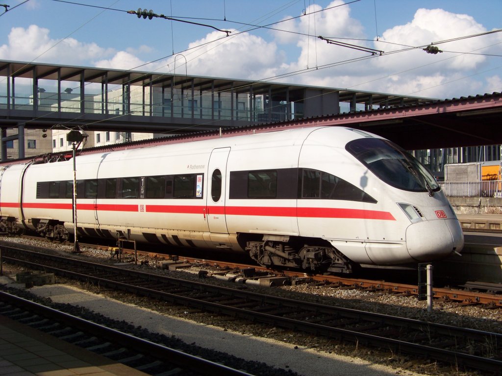 Am 04.06.2011 wartet ein ICE-T in Ulm HBF auf die Weiterfahrt.