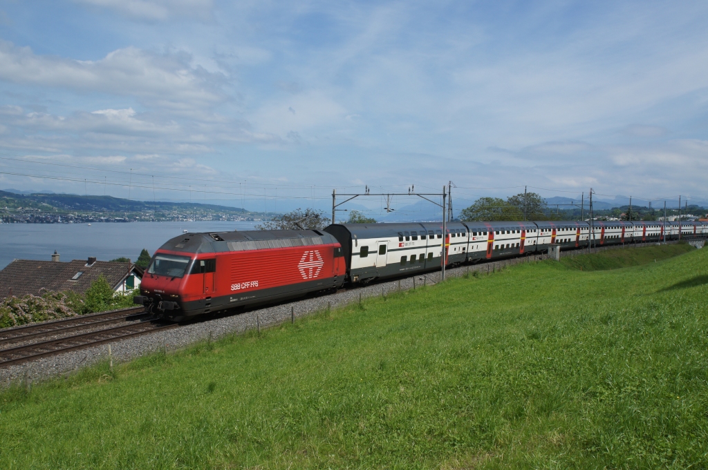 Am 04.06.2013 fhrt die Re 460 056-5 mit dem IR 2352 von Horgen Oberdorf Richtung Thalwil.