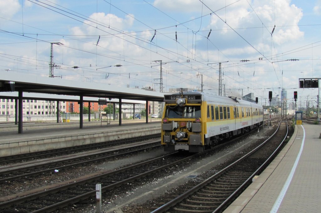 Am 04.08.2010 stand der aus 614 045+046 umgebaute Lichtraummesszug 719 045+046 in Nrnberg Hbf,auf dem Bild ist der 719 046 zu sehen,der durch die angebaute Metechnik kaum noch als ehemaliger 614 erkennbar ist.